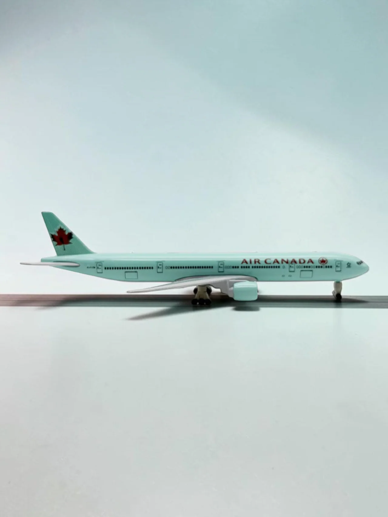 Aircraft 'Air Canada Boeing 777 Metal Diecast Airplane 20cm' Scale C-F I T W With Display Stand And Landing Wheels ( No.319) - Image 3