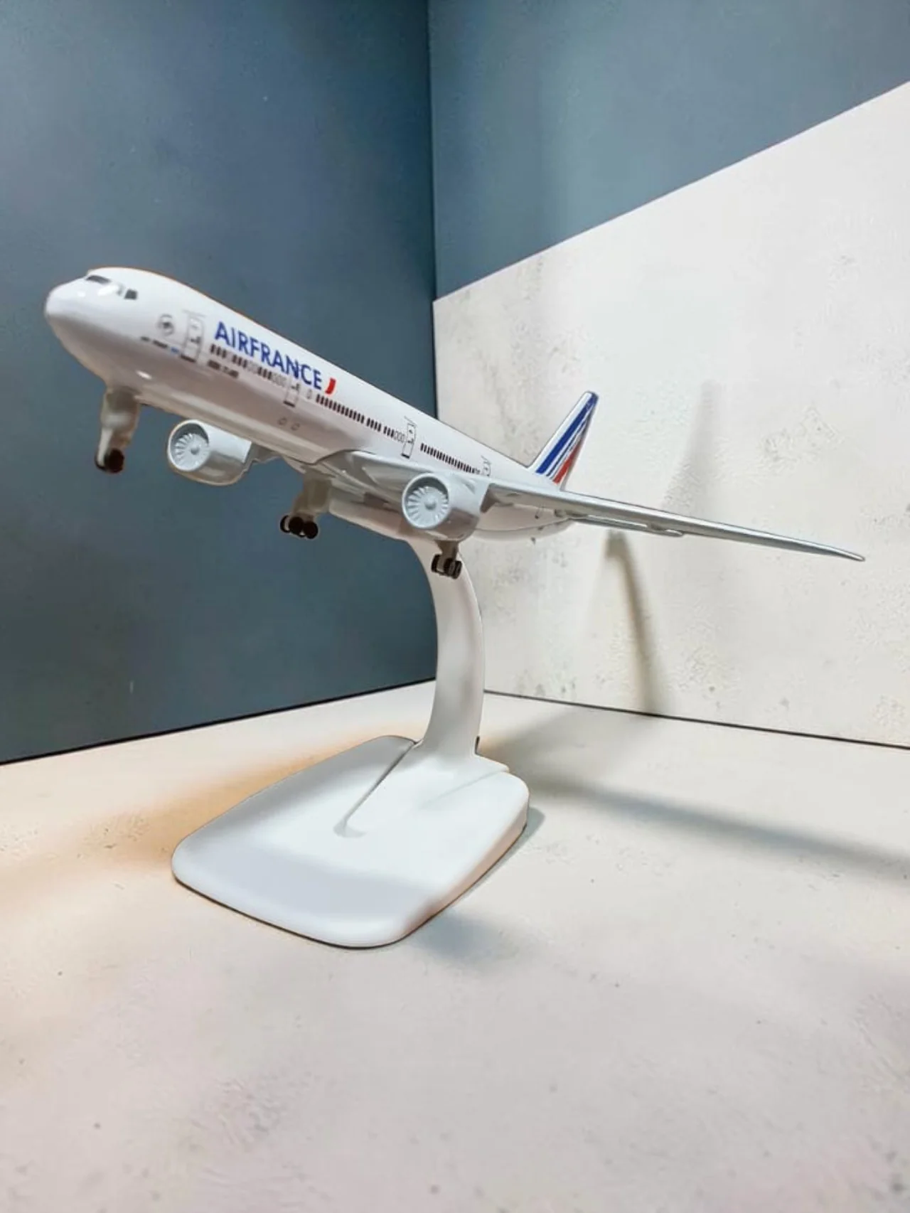 Aircraft 'Airfrance Boeing 777 F-GSOG Diecast Airplane (No.318) Display Stand With Landing Wheels 20cm"