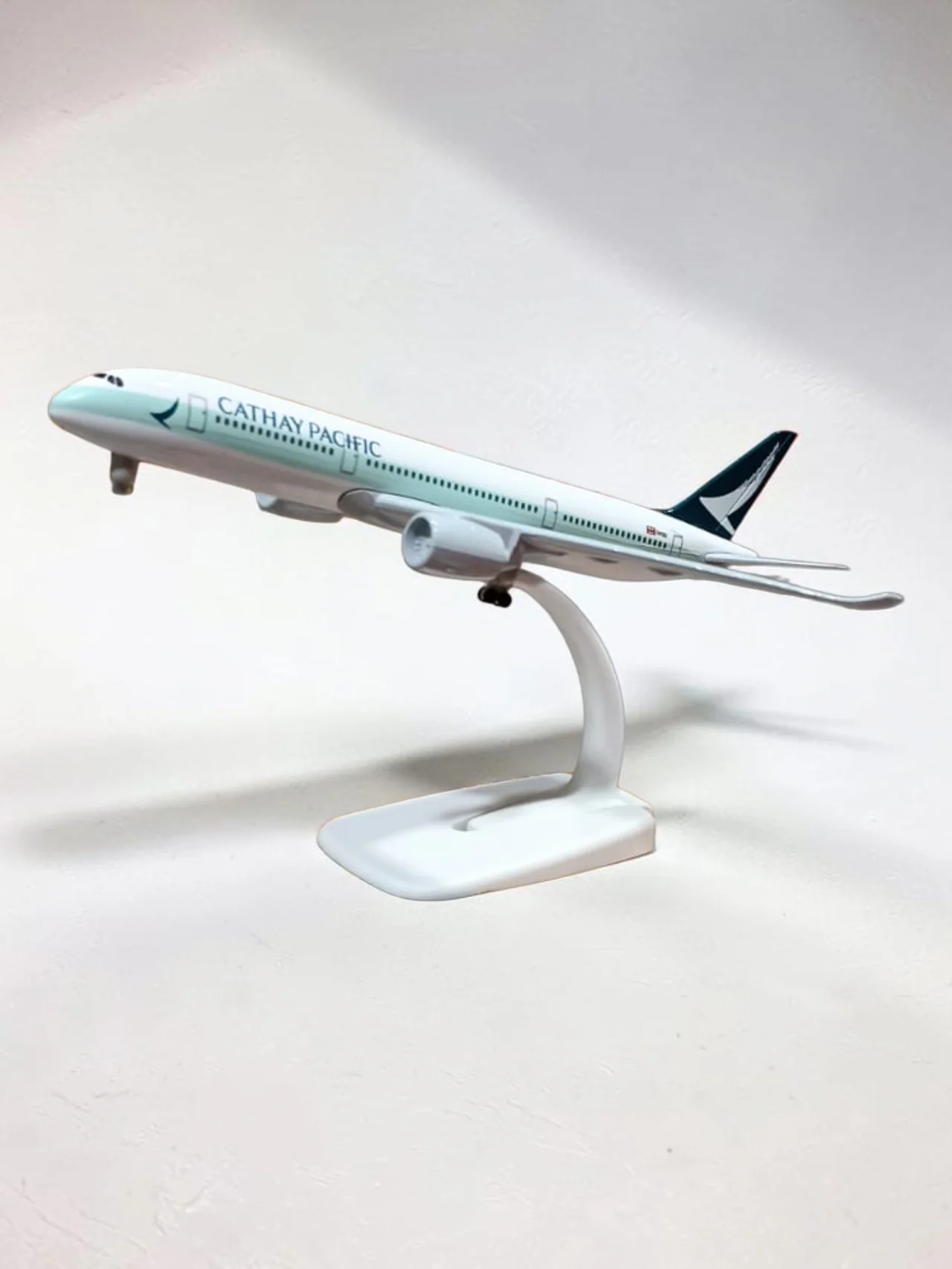 Aircraft Cathay Pacific Airbus A350 Diecast Airplane B-LRV Display Stand With Landing Wheels 20cm Scale (No.324) - Image 3