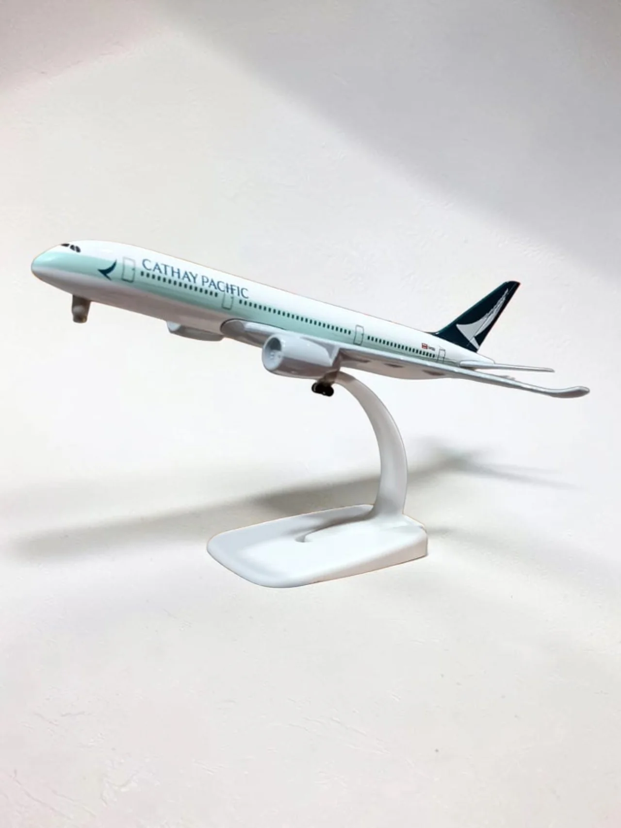 Aircraft Cathay Pacific Airbus A350 Diecast Airplane B-LRV Display Stand With Landing Wheels 20cm Scale (No.324)