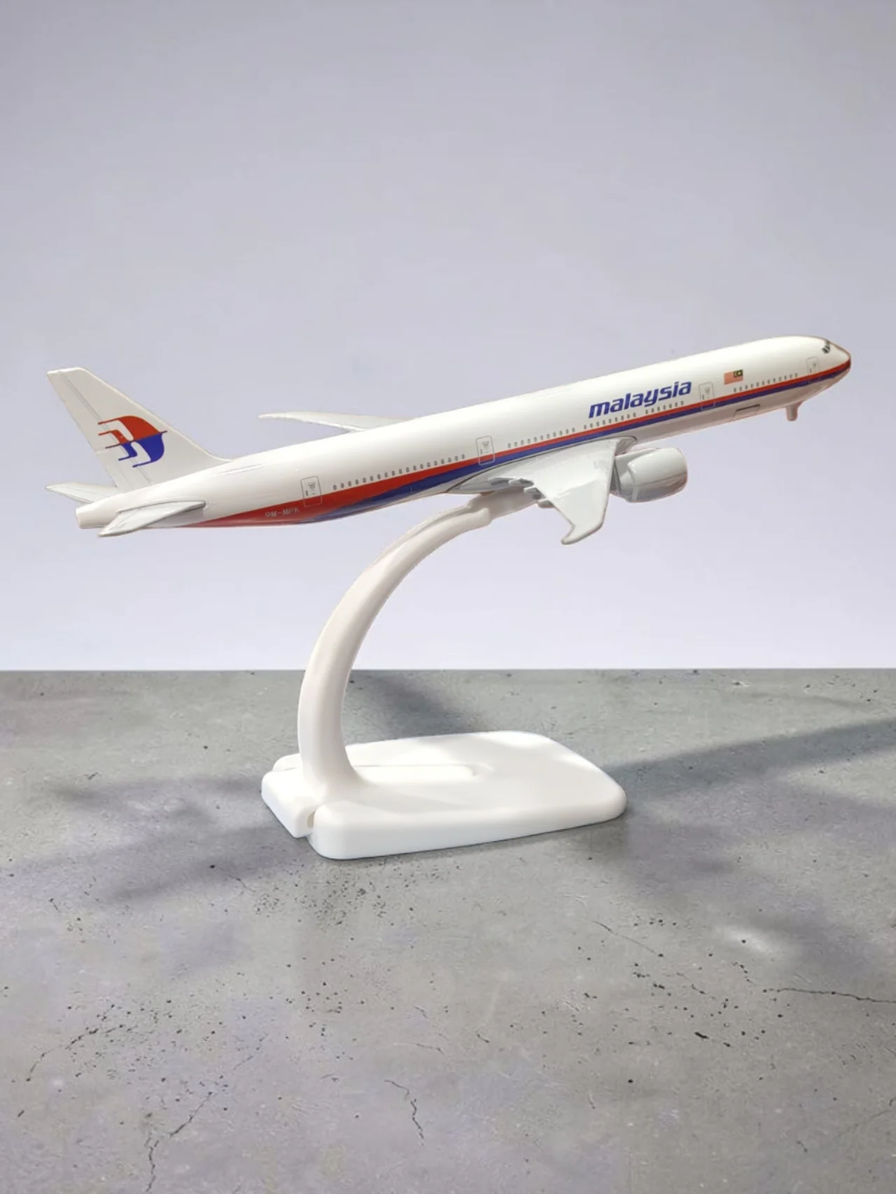 Aircraft Malaysia Airlines 9M-MPK Classic White Diecast Metal With Display Stand (20cm) Scale landing Wheels Airplane (No.317) - Image 4