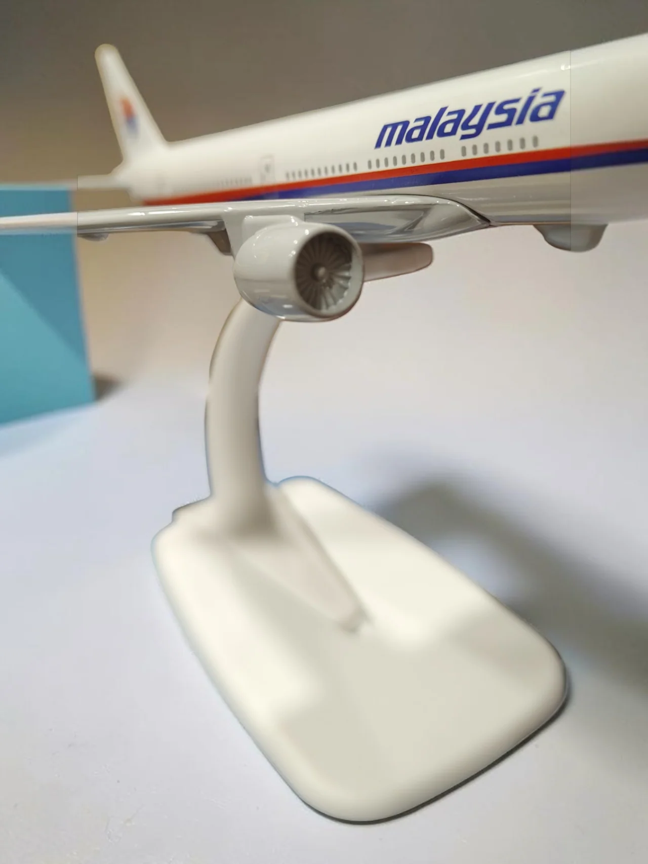 Aircraft Malaysia Airlines 9M-MPK Classic White Diecast Metal With Display Stand (20cm) Scale landing Wheels Airplane (No.317) - Image 5