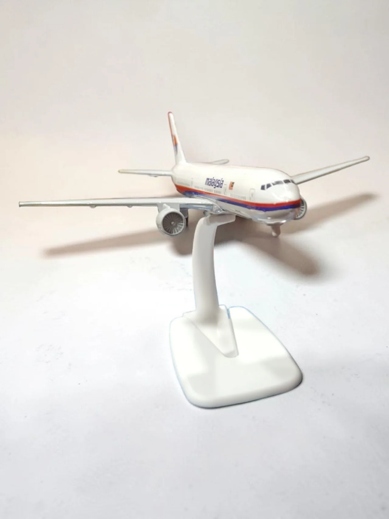 Aircraft Malaysia Airlines 9M-MPK Classic White Diecast Metal With Display Stand (20cm) Scale landing Wheels Airplane (No.317) - Image 6