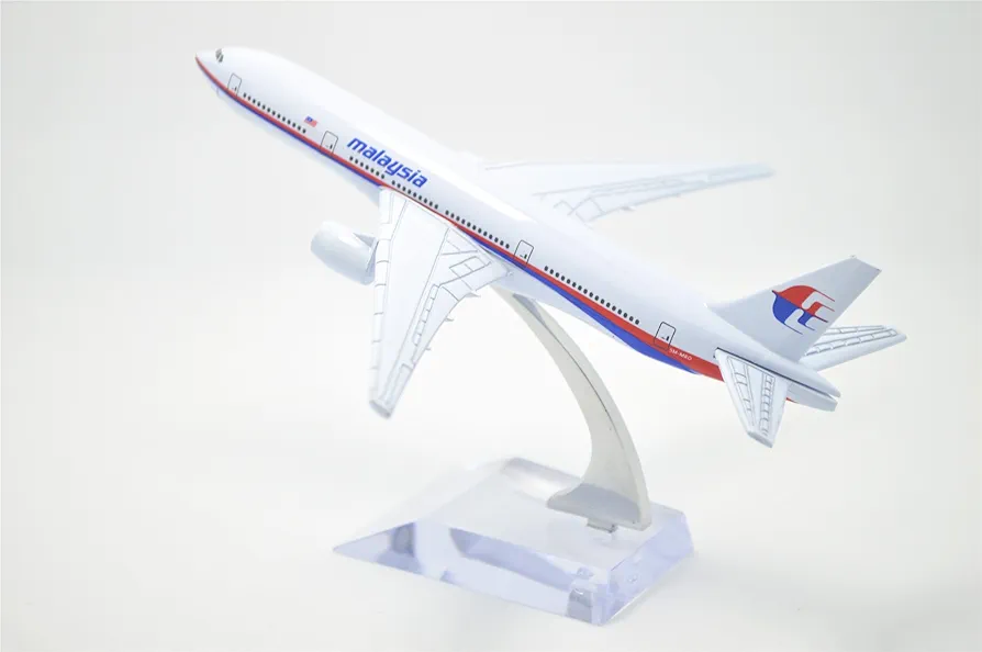 Aircraft Model TANG DYNASTY 16cm B777 Malaysia Airlines Metal Airplane Model ( code 136 )
