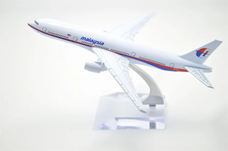 Aircraft Model TANG DYNASTY 16cm B777 Malaysia Airlines Metal Airplane Model ( code 136 ) - Image 2