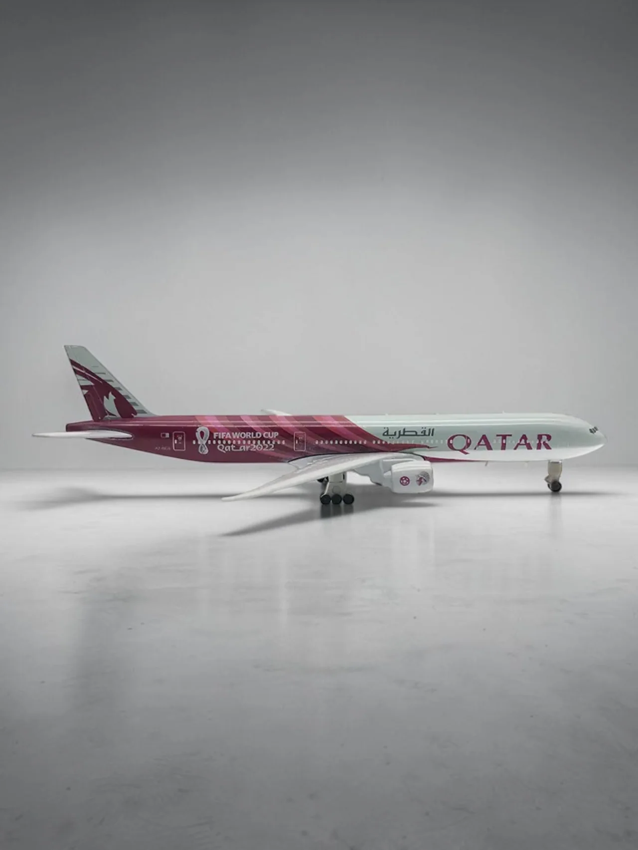 Aircraft 'Qatar Fifa World Cup Qatar2022 A7-BEB Diecast 20cm' Scale Airplane (No.315) Display Stand With Landing Wheels - Image 3