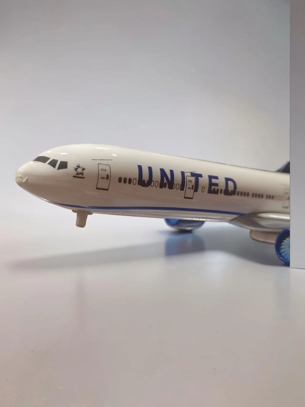 Aircraft 'U N I T E D Boeing N2250U Diecast modal 20cm Scale landing Wheels And Display Stand (No.320) Airplane - Image 7