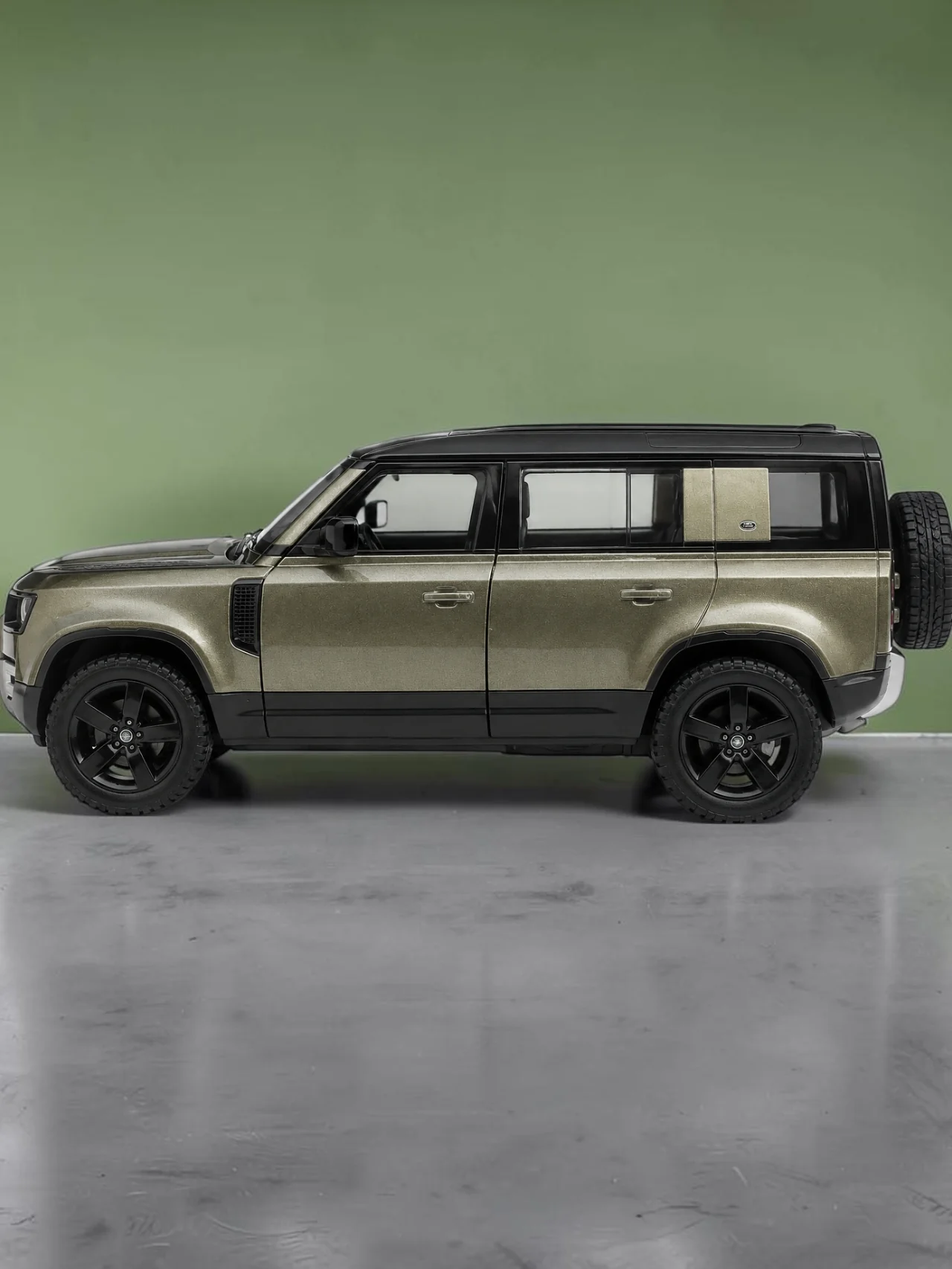 Bburago '2022 Land Rover Defender 110 Die Cast Model Car 1:24 Scale with Openable Doors – Metal Body Collectible - Image 4