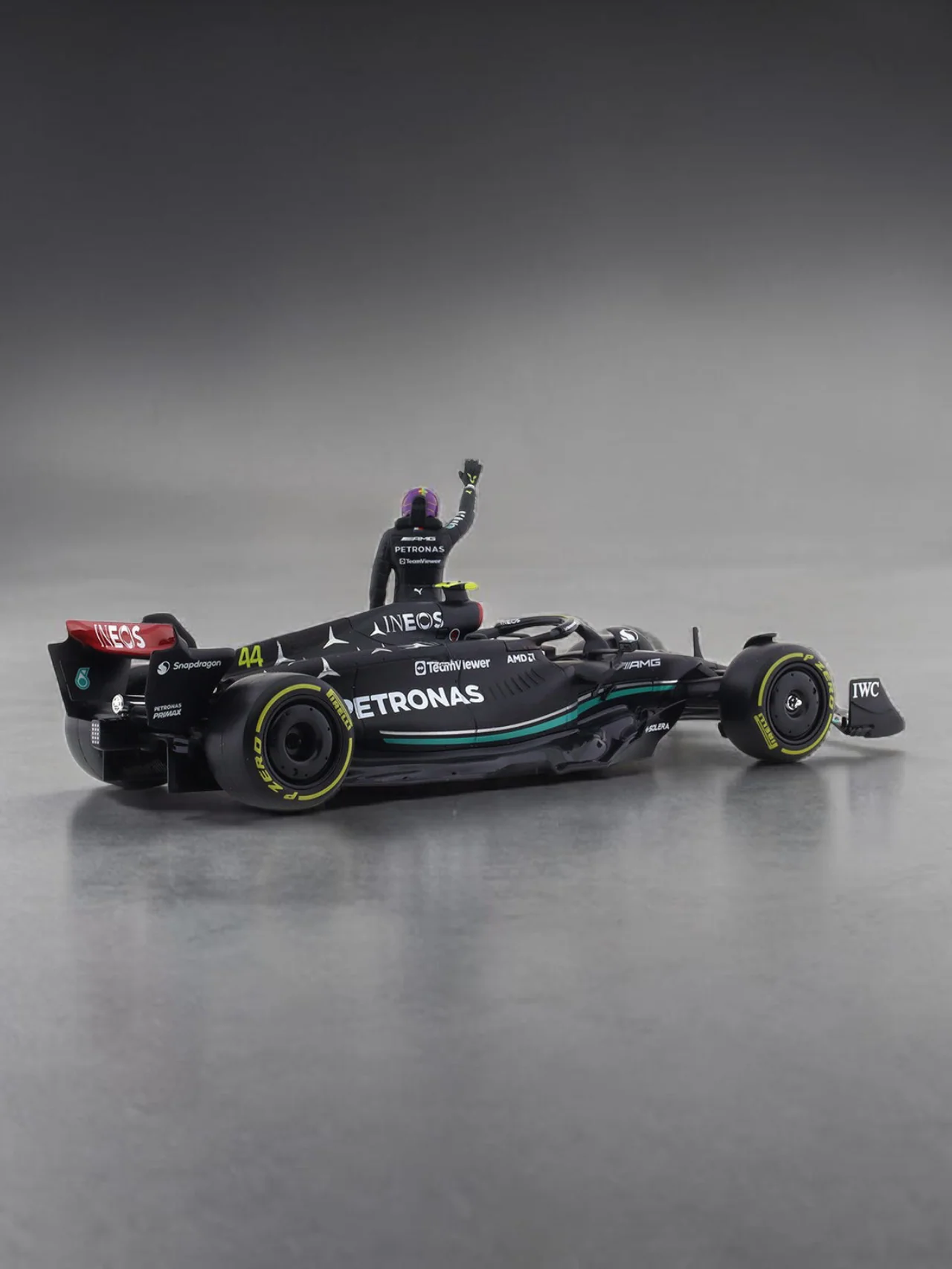 Bburago 2023 Mercedes-AMG W15 No.44 Lewis Hamilton 1:24 Scale diecast Racing Car Formula One - Image 4