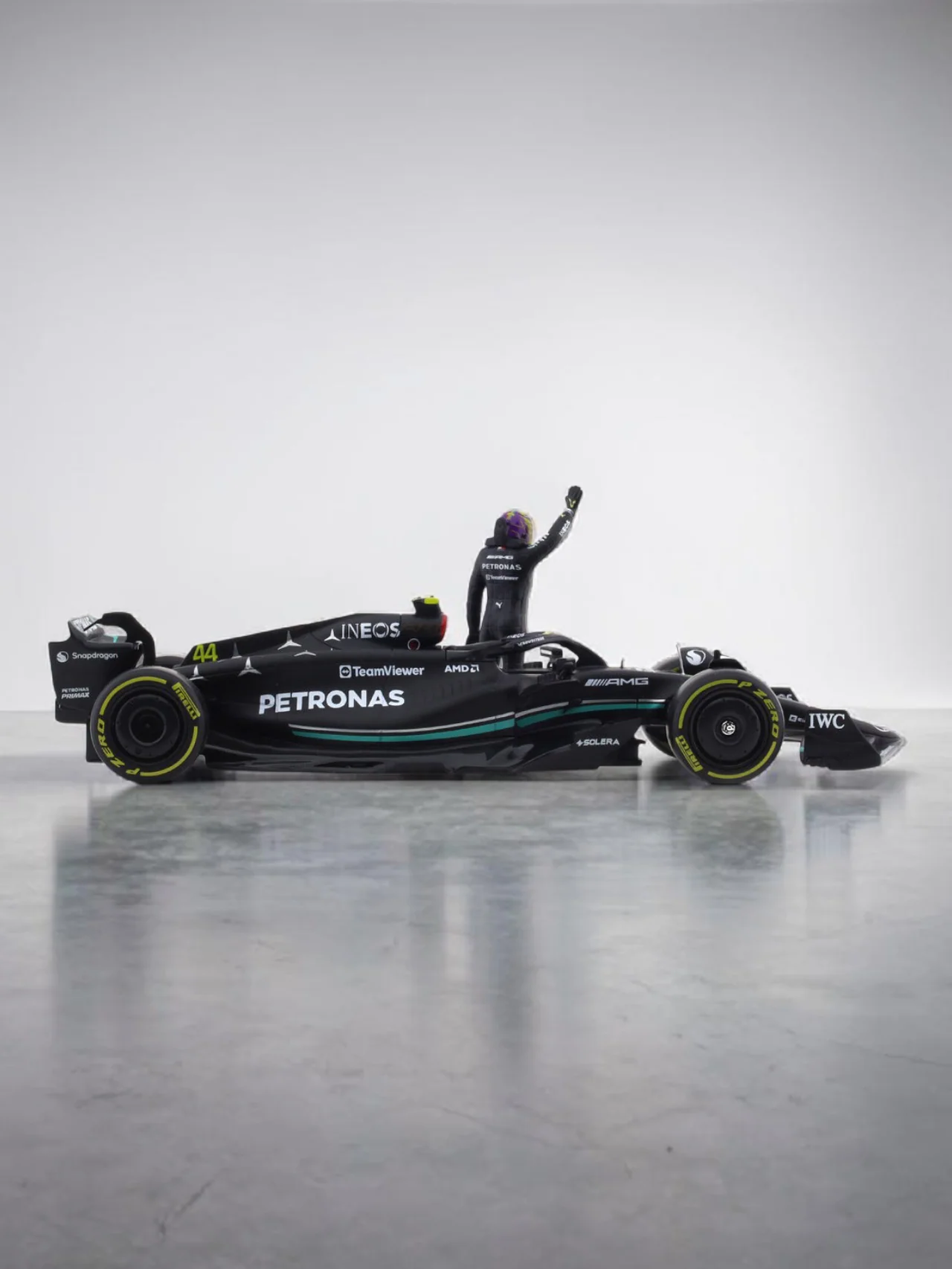 Bburago 2023 Mercedes-AMG W15 No.44 Lewis Hamilton 1:24 Scale diecast Racing Car Formula One - Image 5