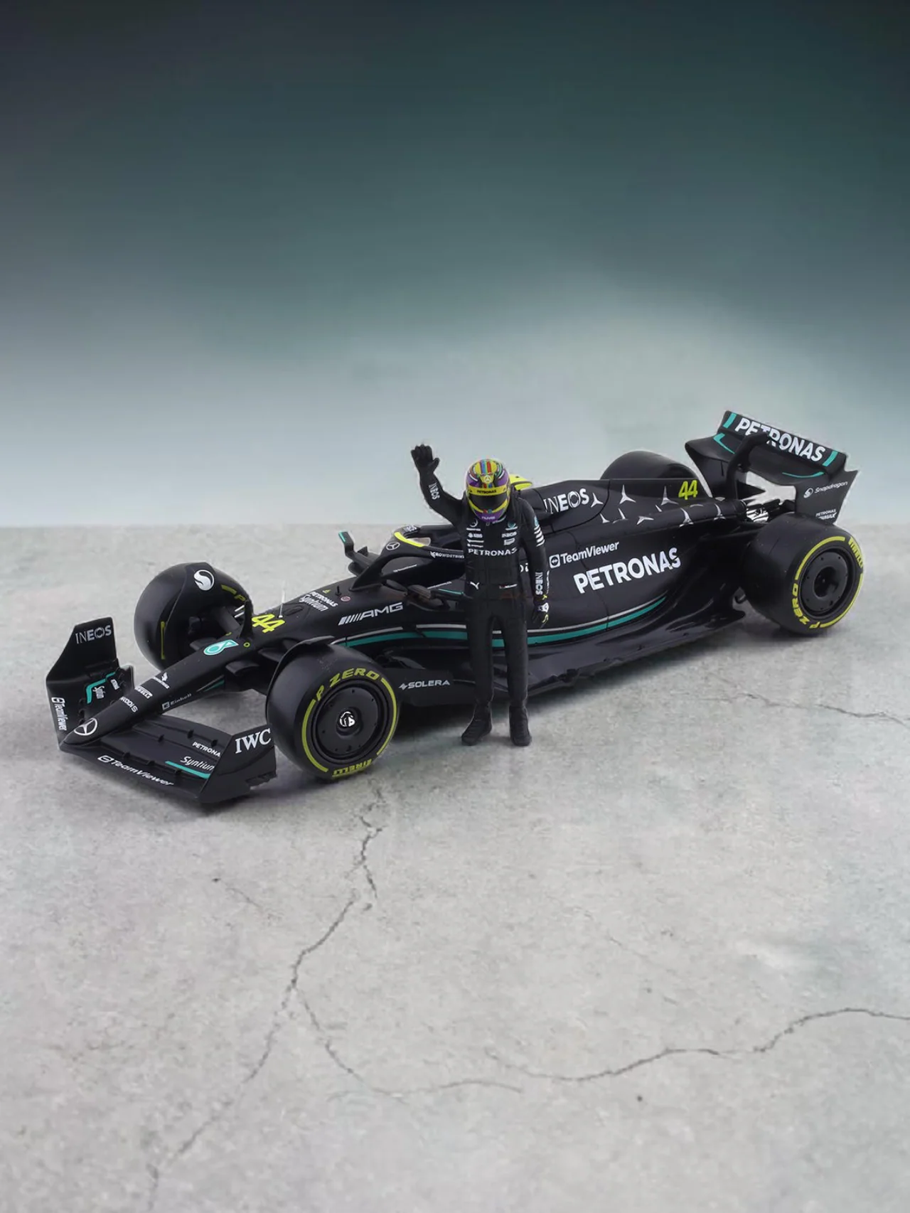 Bburago 2023 Mercedes-AMG W15 No.44 Lewis Hamilton 1:24 Scale diecast Racing Car Formula One - Image 6