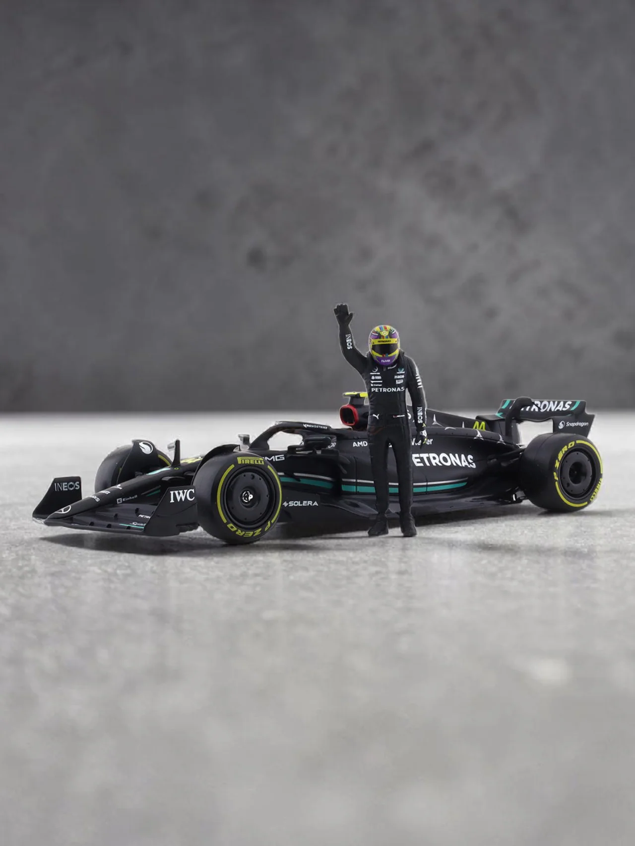 Bburago 2023 Mercedes-AMG W15 No.44 Lewis Hamilton 1:24 Scale diecast Racing Car Formula One - Image 7