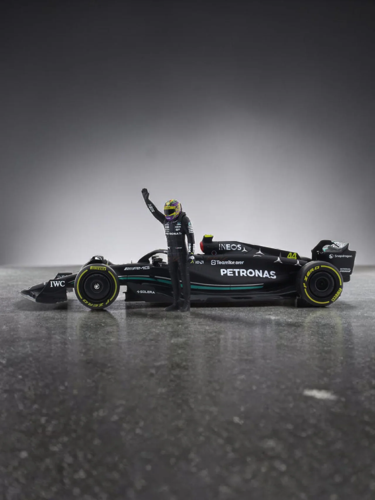 Bburago 2023 Mercedes-AMG W15 No.44 Lewis Hamilton 1:24 Scale diecast Racing Car Formula One - Image 8