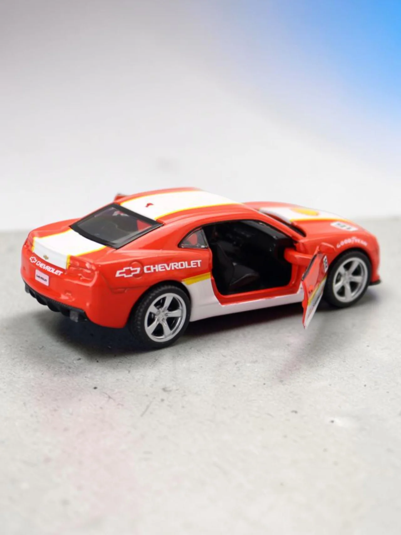 CCA 1:43 Chevrolet Camaro SS Shell Helix Ultra Racing Edition Diecast Model Car – Red/White - Image 3