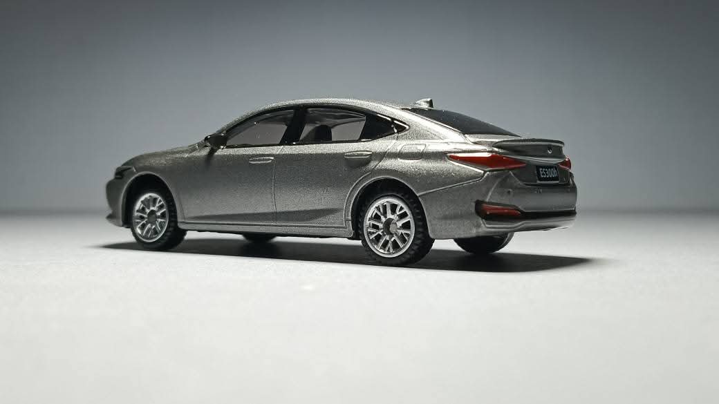 CCA Lexus ES300h Luxury Die-Cast Model Car 1:64 Scale L01-01 - Image 3