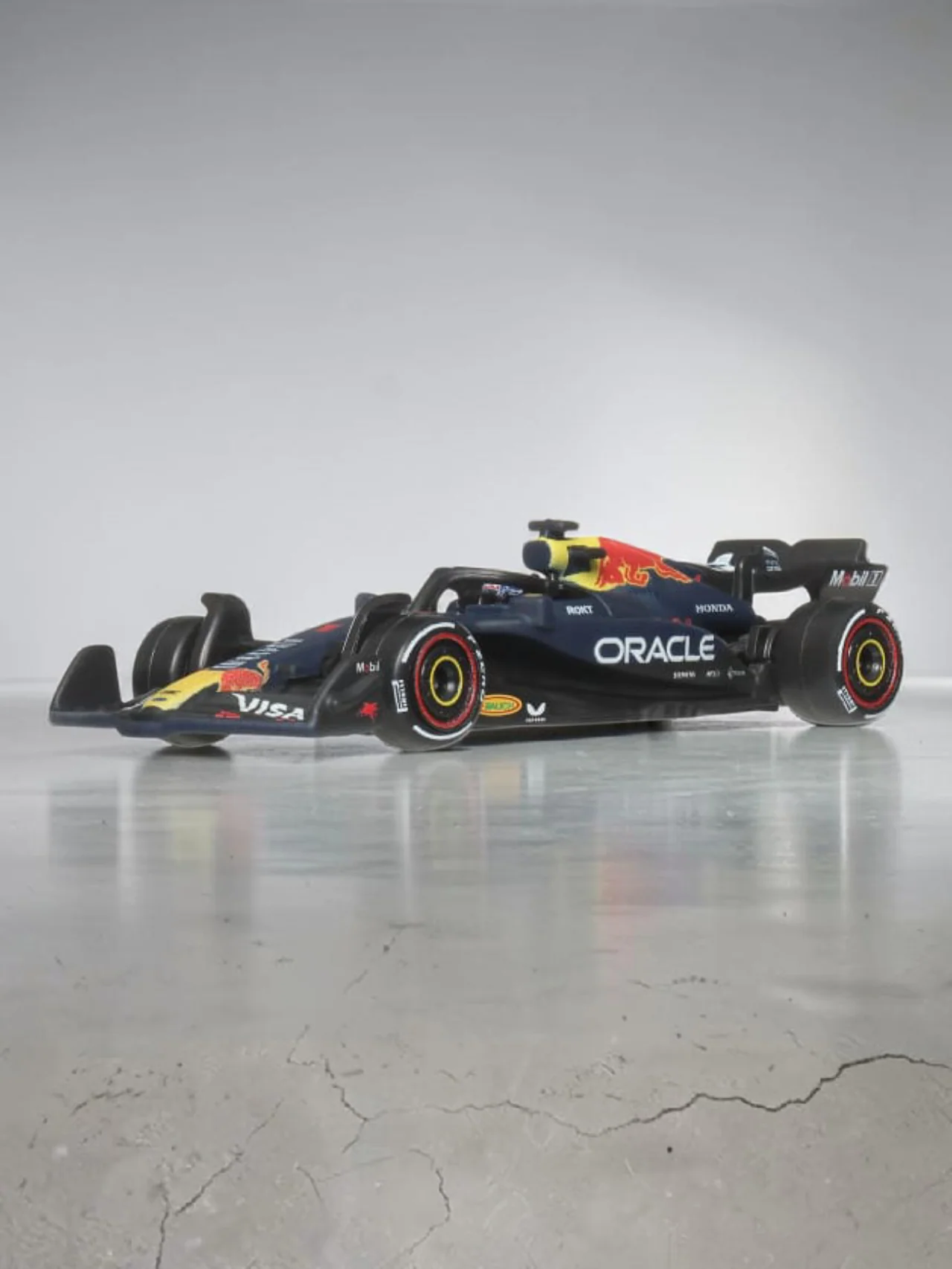 HotWheels 2025 Oracle Red Bull Racing Imported Premium 1:64 Scale No.1 - Image 3