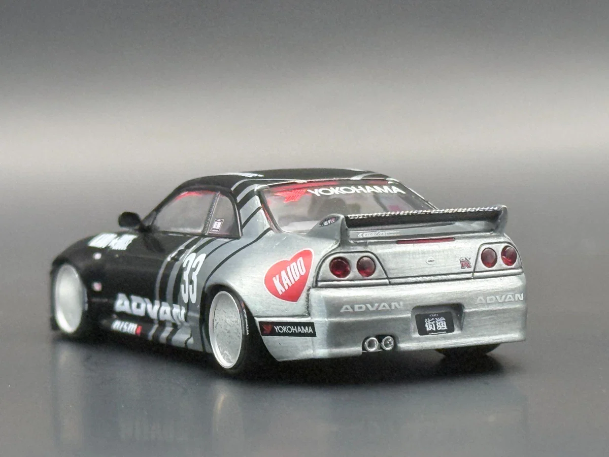 Kaido House x Mini GT Nissan Skyline GT-R (R33) Kaido Works ADVAN (#191) 1/64 Scale - Image 3