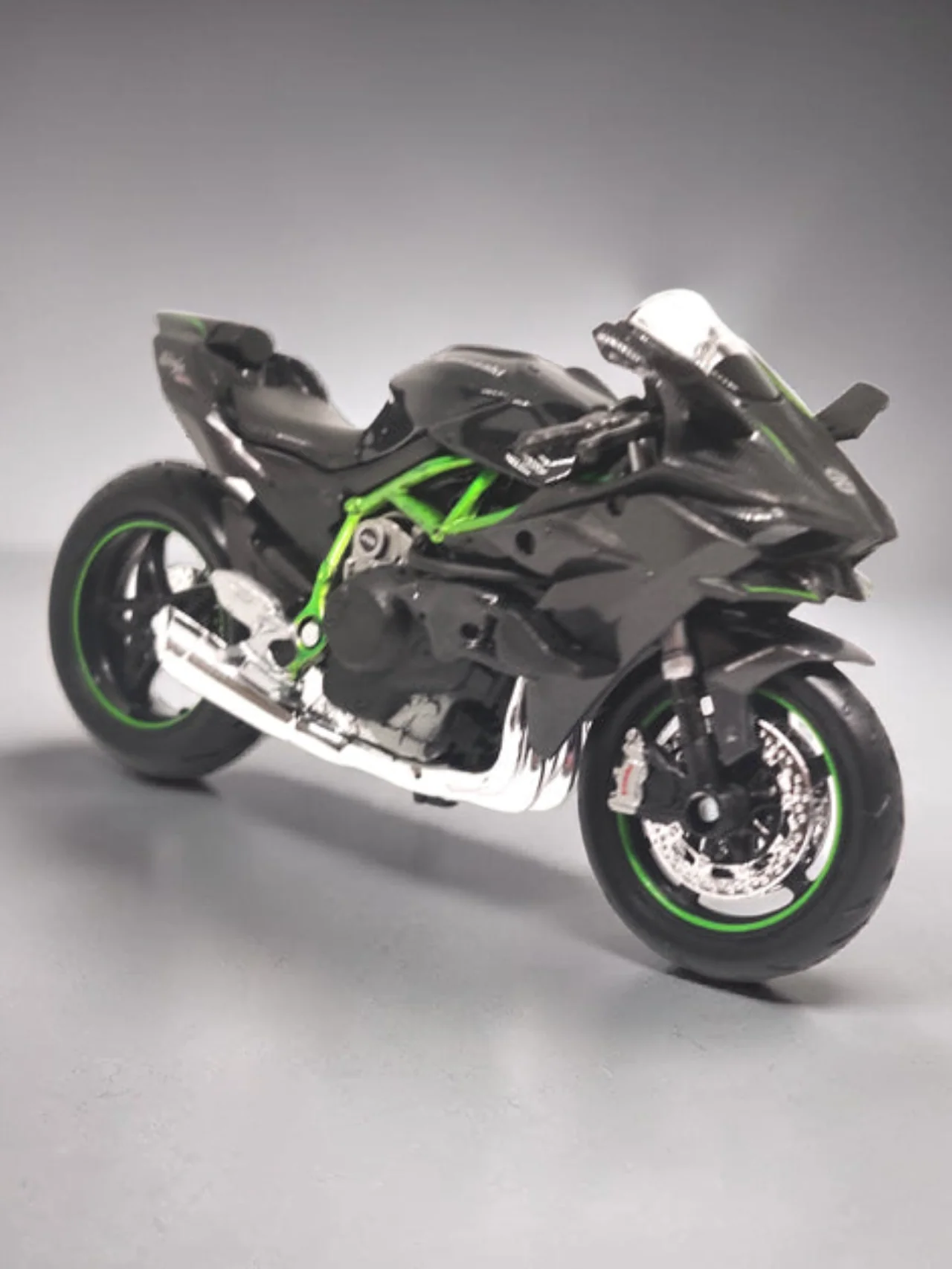 Maisto Kawasaki Ninja H2 R Imported 1:18 Scale - Image 4