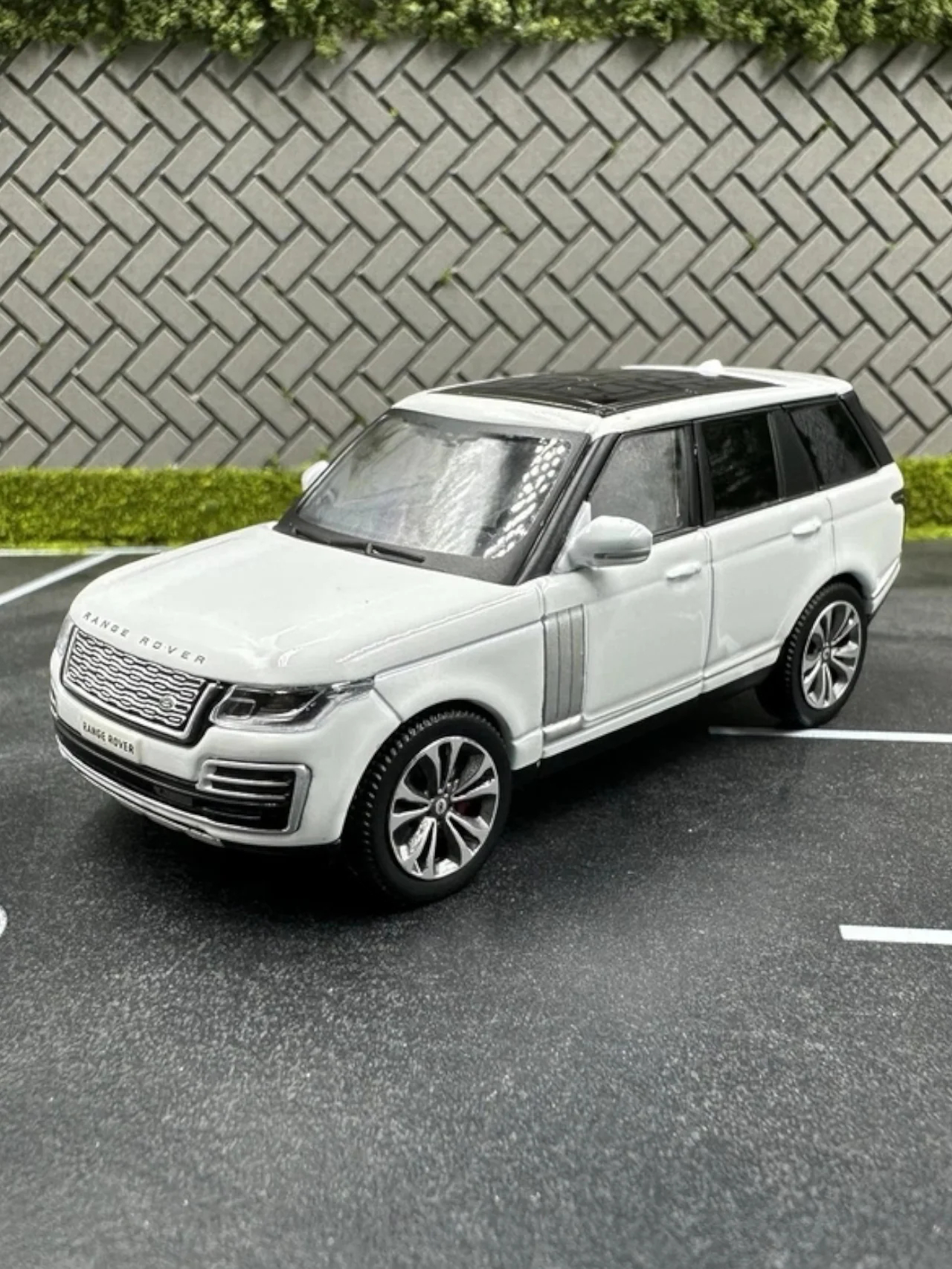 Masdi 2020 Land Rover Range Rover 1:64 Scale Diecast - Image 12