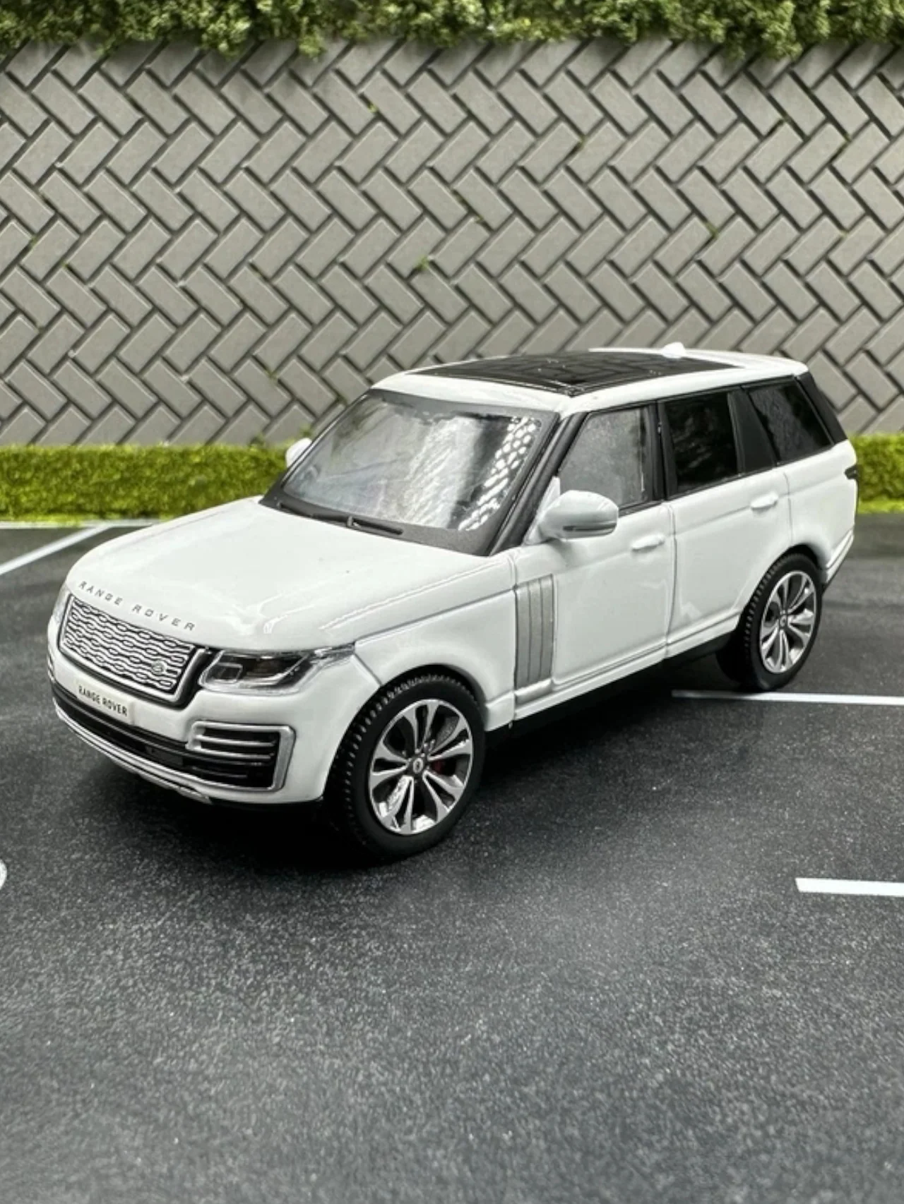 Masdi 2020 Land Rover Range Rover 1:64 Scale Diecast - Image 15
