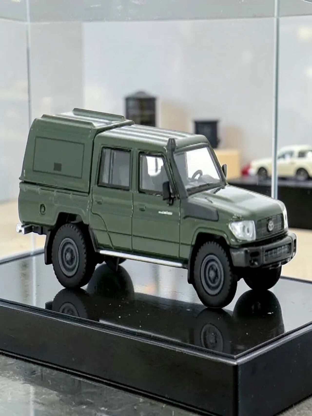 PARA64 2014 Toyota Land Cruiser LC 79 Military Green Diecast Model-1:64 Scale Classic Off-Road Legend - Image 5
