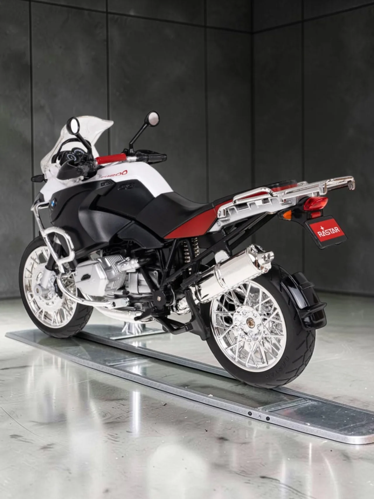 Rastar BMW R 1200 GS Diecast Motorcycle Model – 1/9 Scale Metal & Plastic Adventure Bike Replica(White & Red) - Image 3