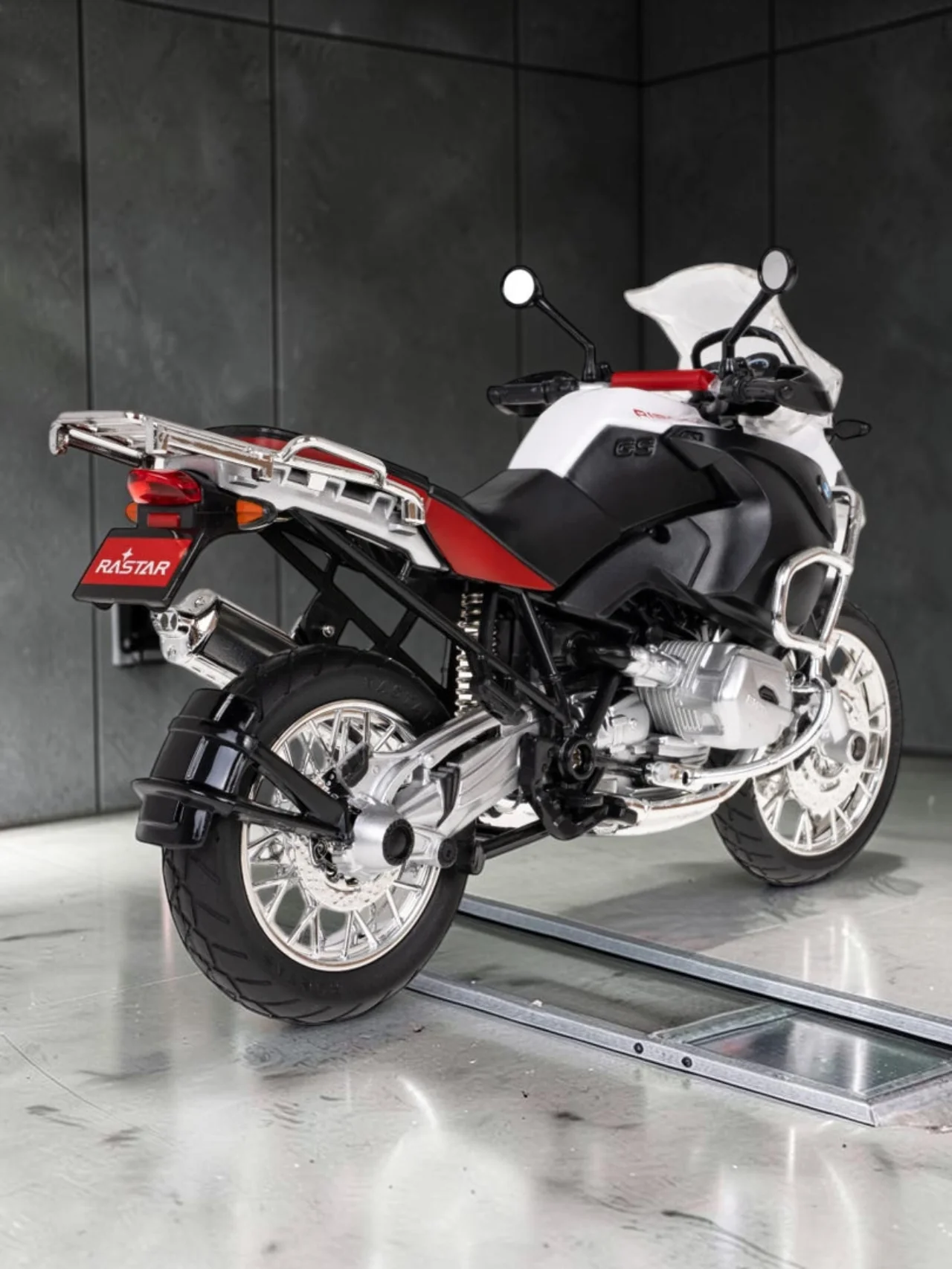 Rastar BMW R 1200 GS Diecast Motorcycle Model – 1/9 Scale Metal & Plastic Adventure Bike Replica(White & Red) - Image 4
