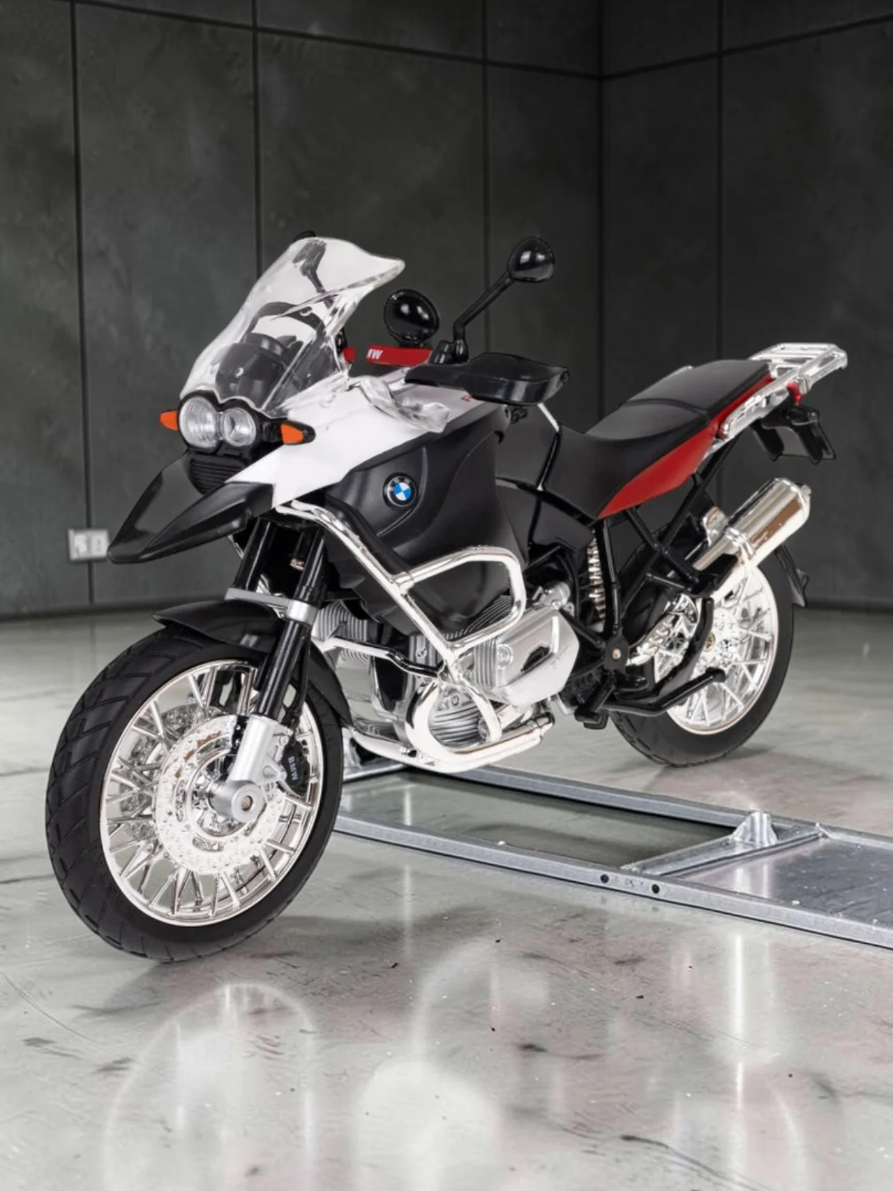 Rastar BMW R 1200 GS Diecast Motorcycle Model – 1/9 Scale Metal & Plastic Adventure Bike Replica(White & Red) - Image 5