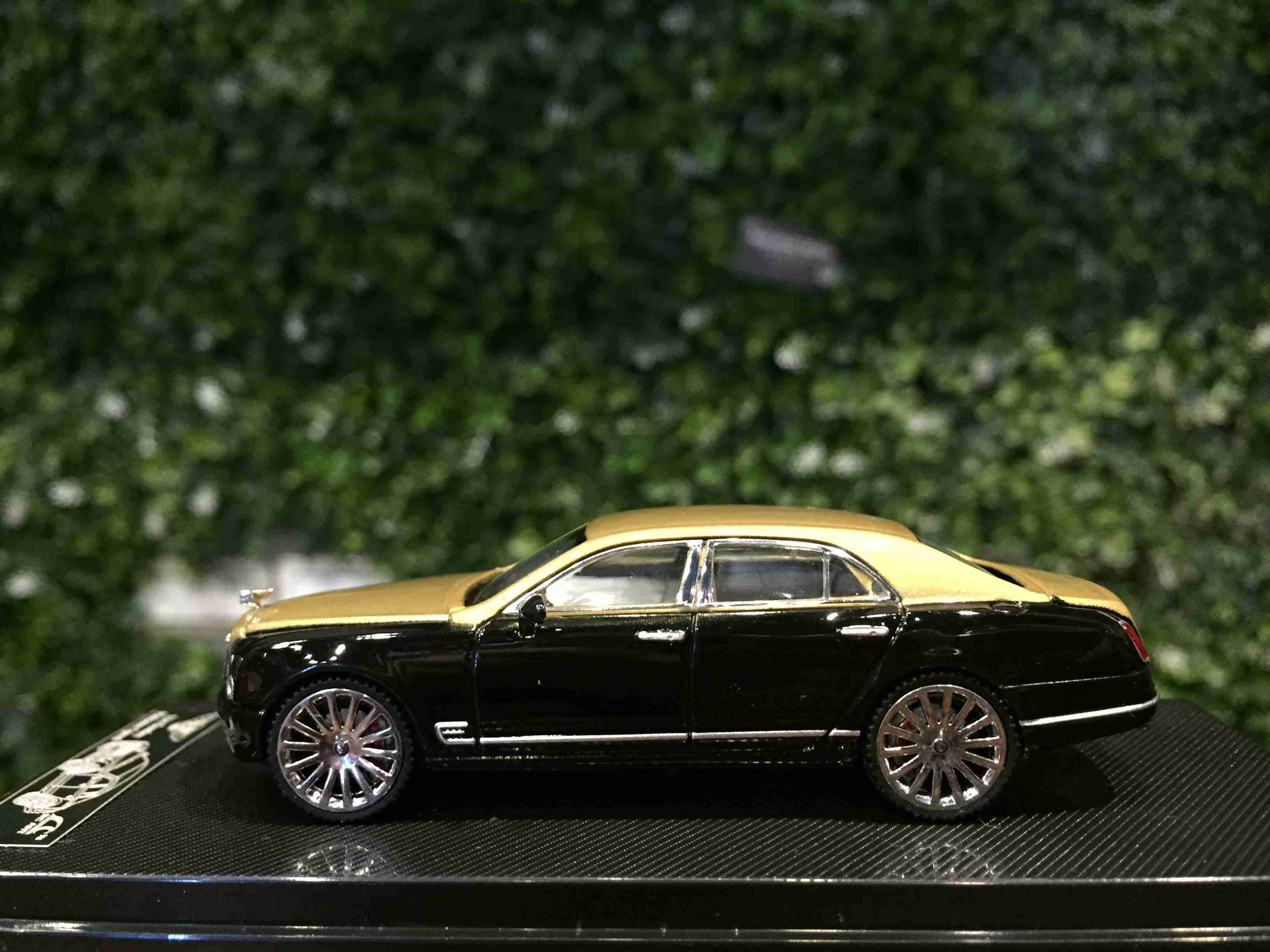 SC Art Bentley Mulsanne Diecast Car Model 1:64 Scale Black & Gold Luxury Edition - Image 4