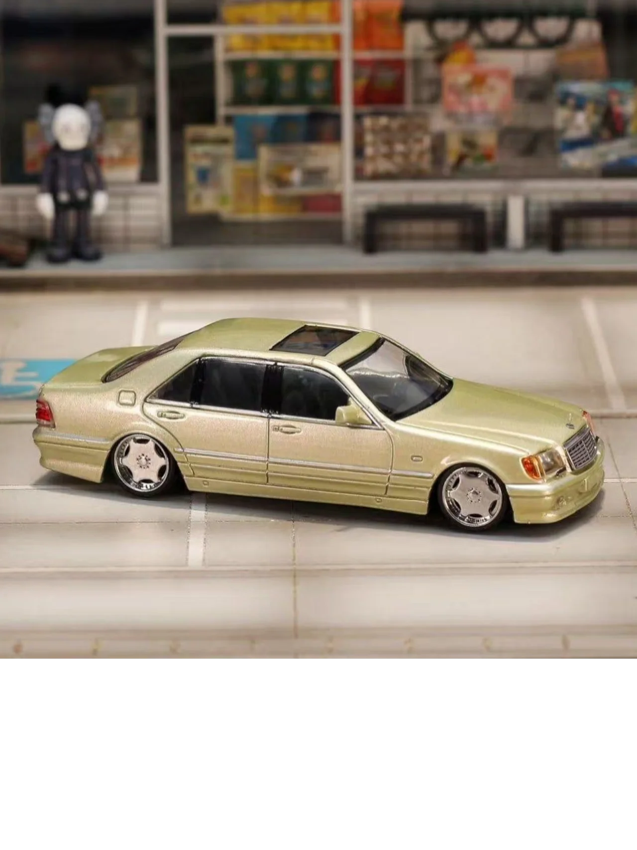 Street Weapon Mercedes-Benz W140 Premium Diecast 1:64 Scale (With Acrylic Case) - Image 13