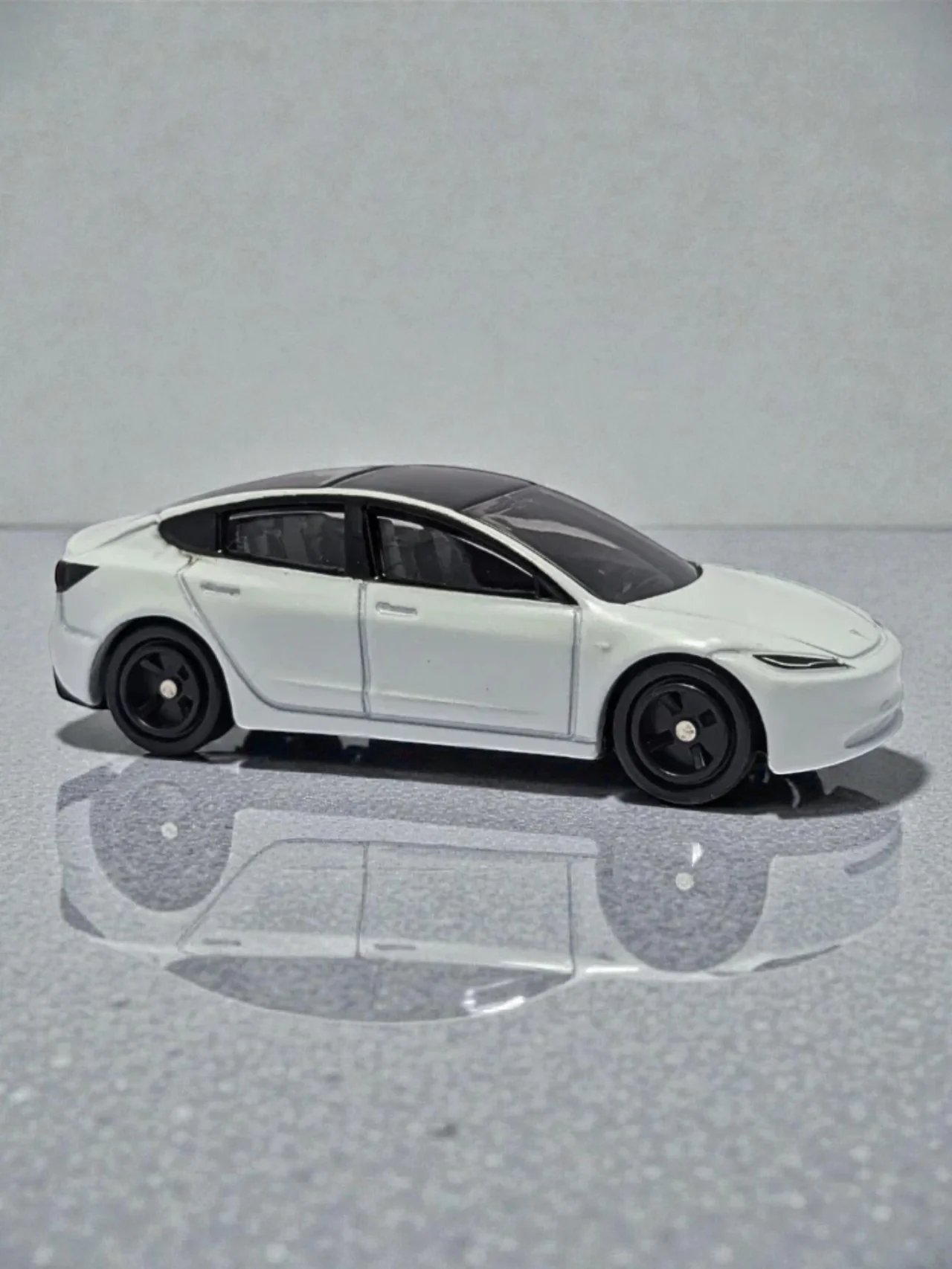 Takara Tomy "Tesla Model 3" 1/64 Scale Imported Mainline No.98 - Image 2
