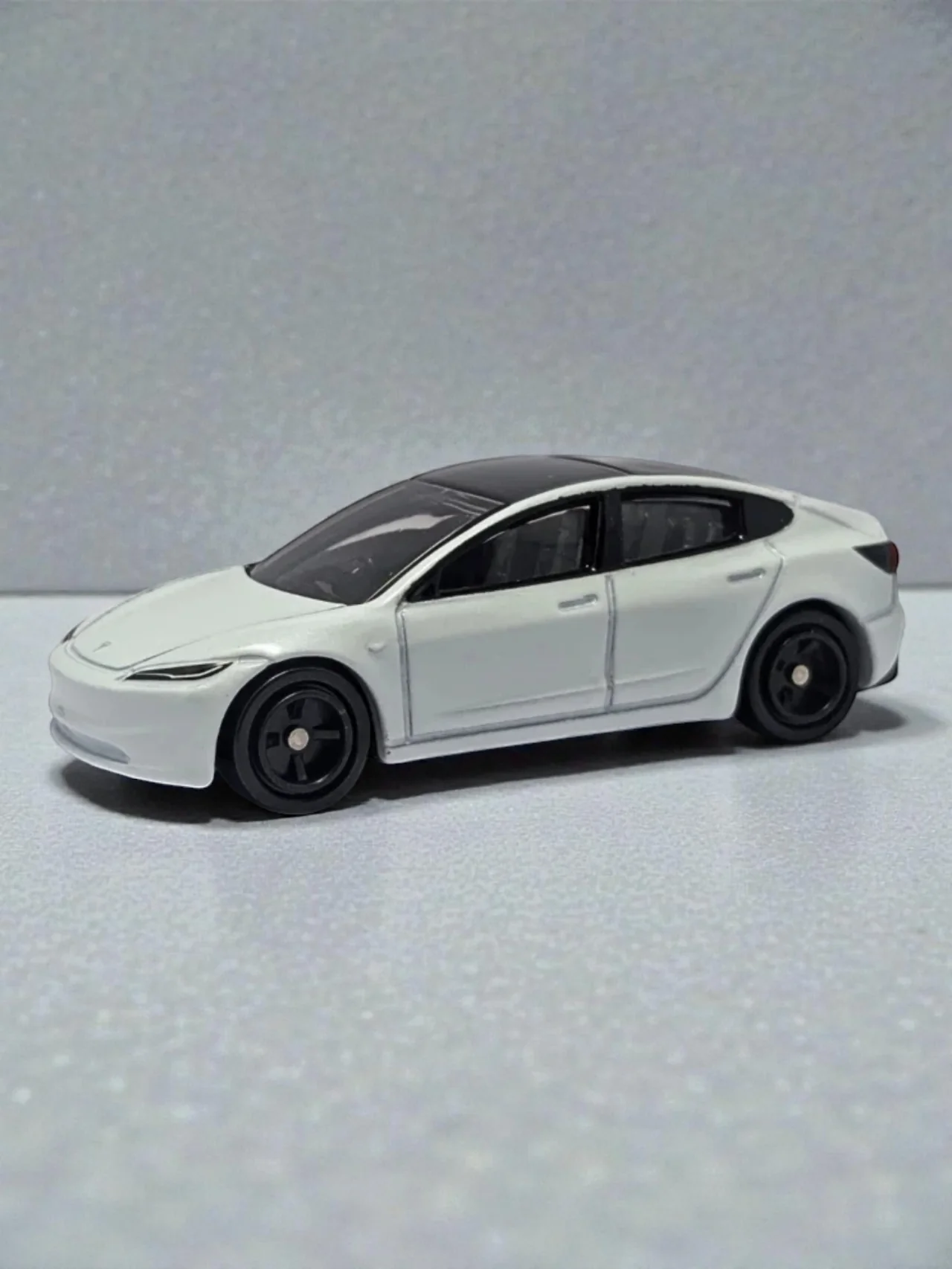 Takara Tomy "Tesla Model 3" 1/64 Scale Imported Mainline No.98 - Image 3