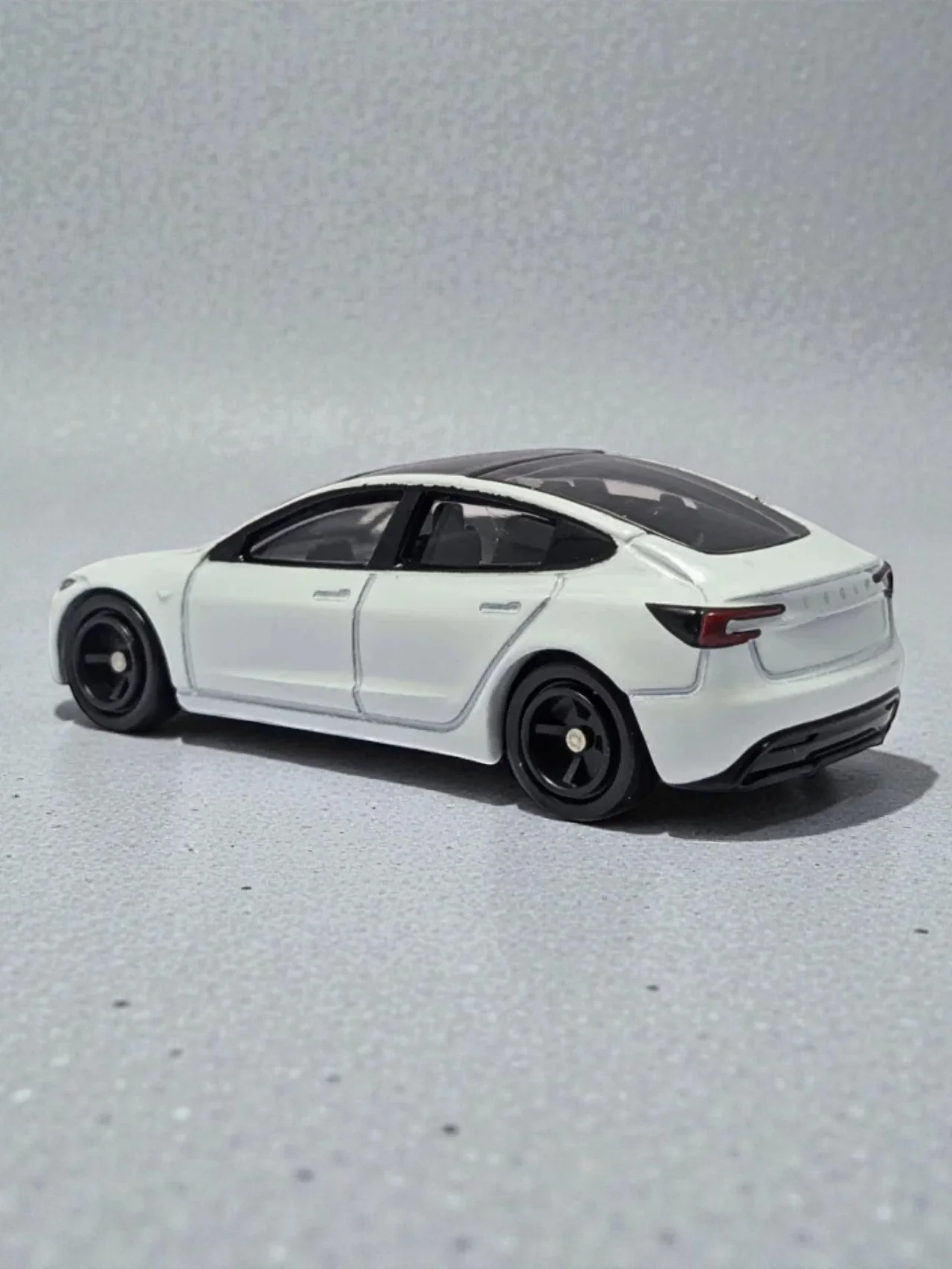 Takara Tomy "Tesla Model 3" 1/64 Scale Imported Mainline No.98 - Image 4