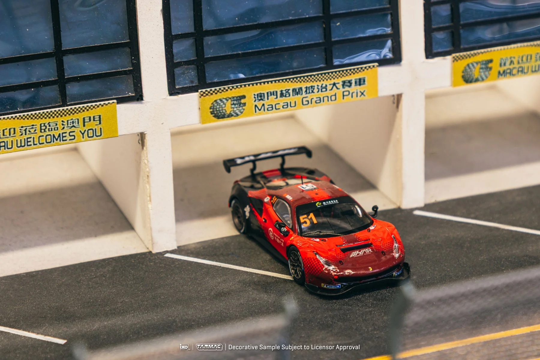 Tarmac Works Ferrari 488 GT3 Macau GT Cup 2022 Harmony Racing Chen Weian 1:64 Scale (With Acrylic Case) - Image 3
