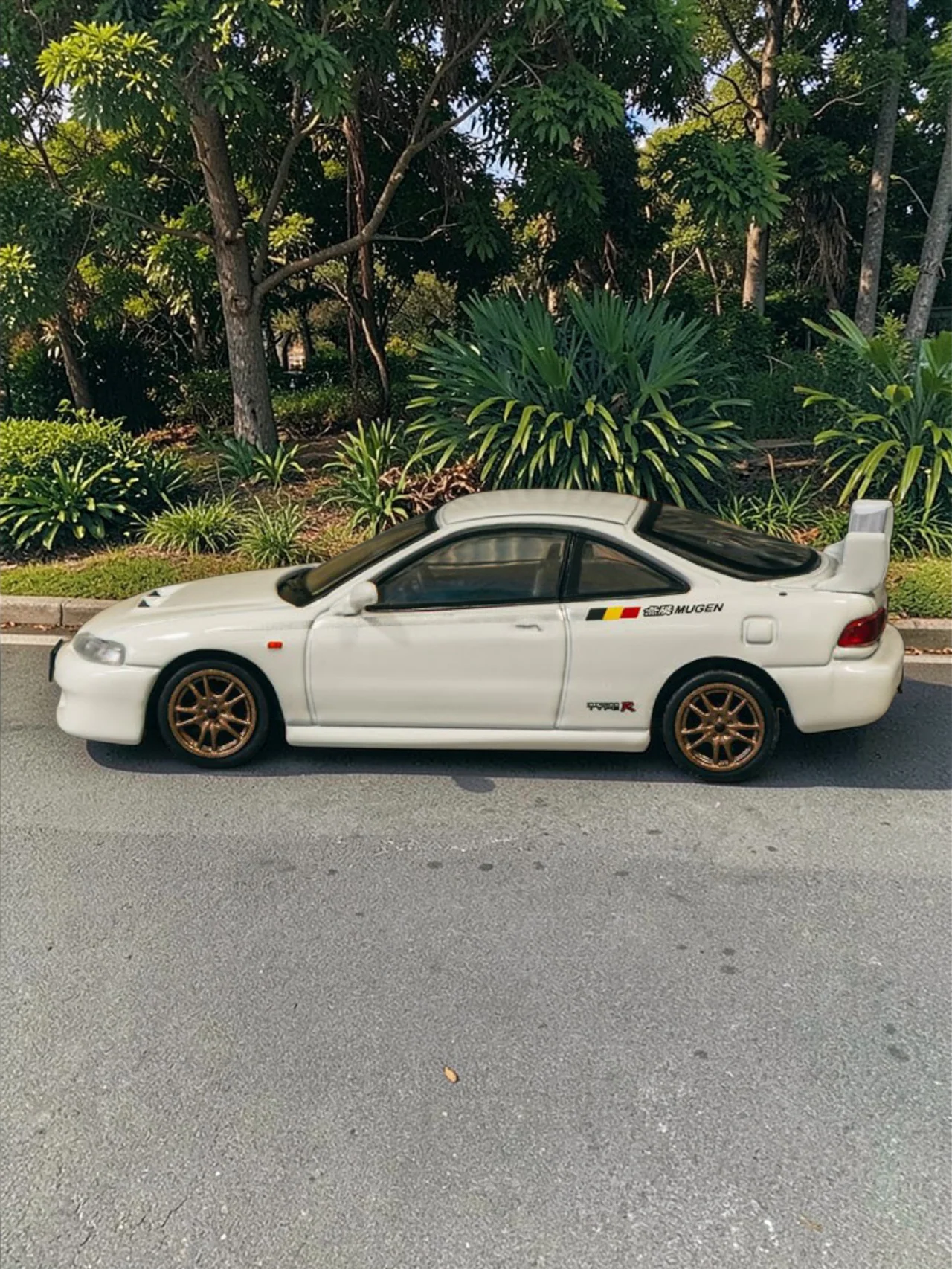 Tarmac Works Honda Integra TYPE R DC2 MUGEN Miniature Car 1:64 Scale - Stylish & Detailed Model - Image 2