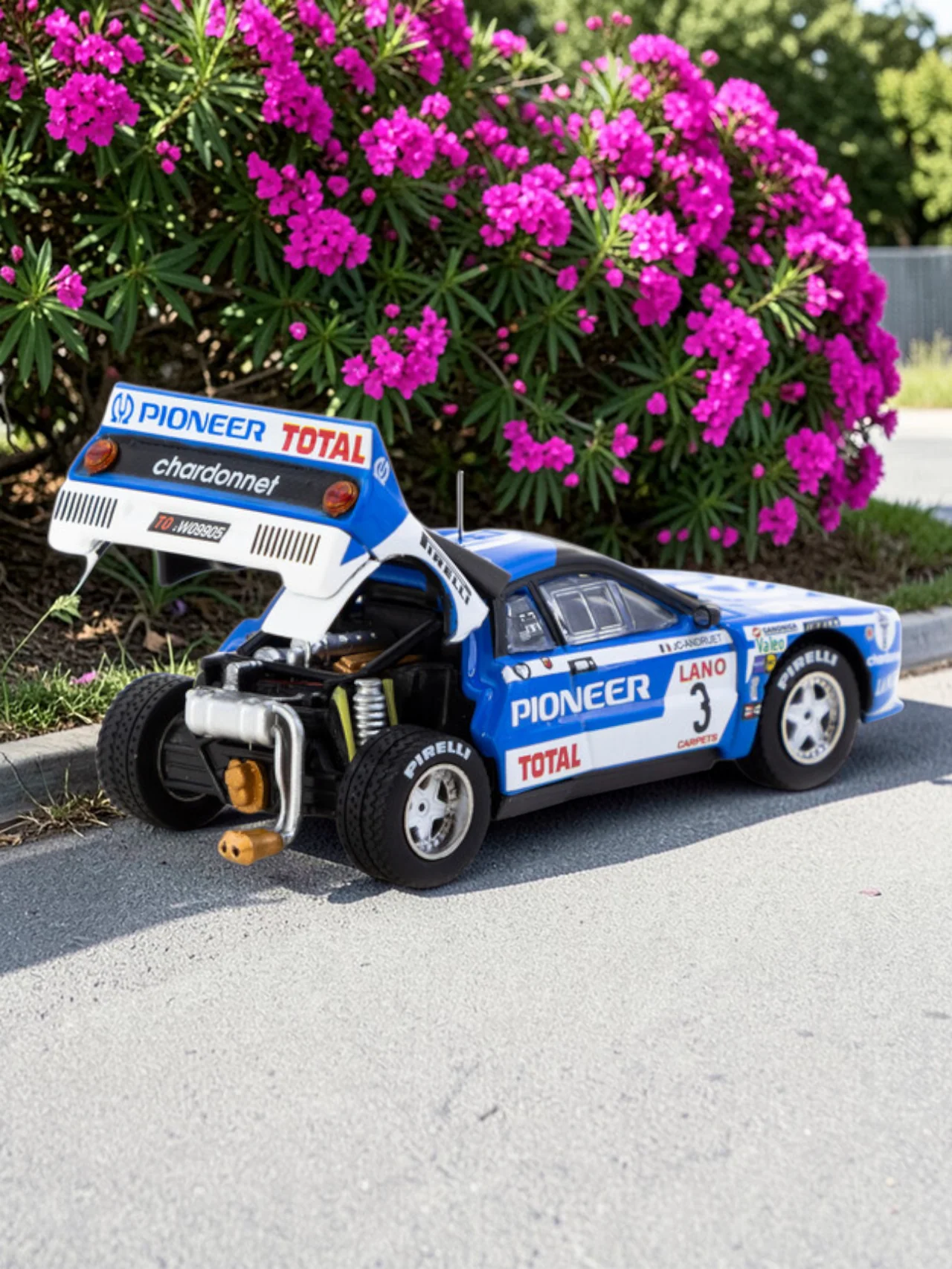 Tarmac Works Lancia 037 Rally (1983)- Classic Racing Car Collectible Model 1:64 Scale - Image 3