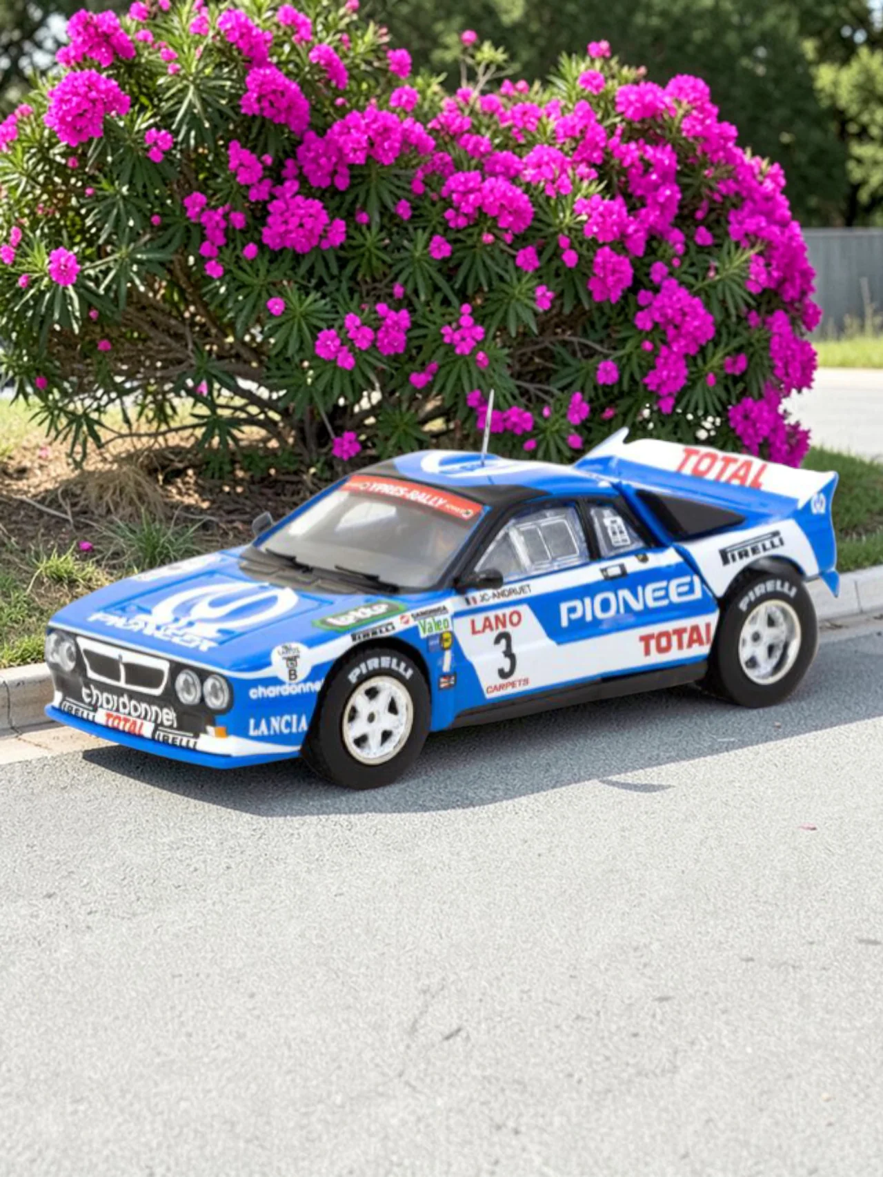 Tarmac Works Lancia 037 Rally (1983)- Classic Racing Car Collectible Model 1:64 Scale - Image 5