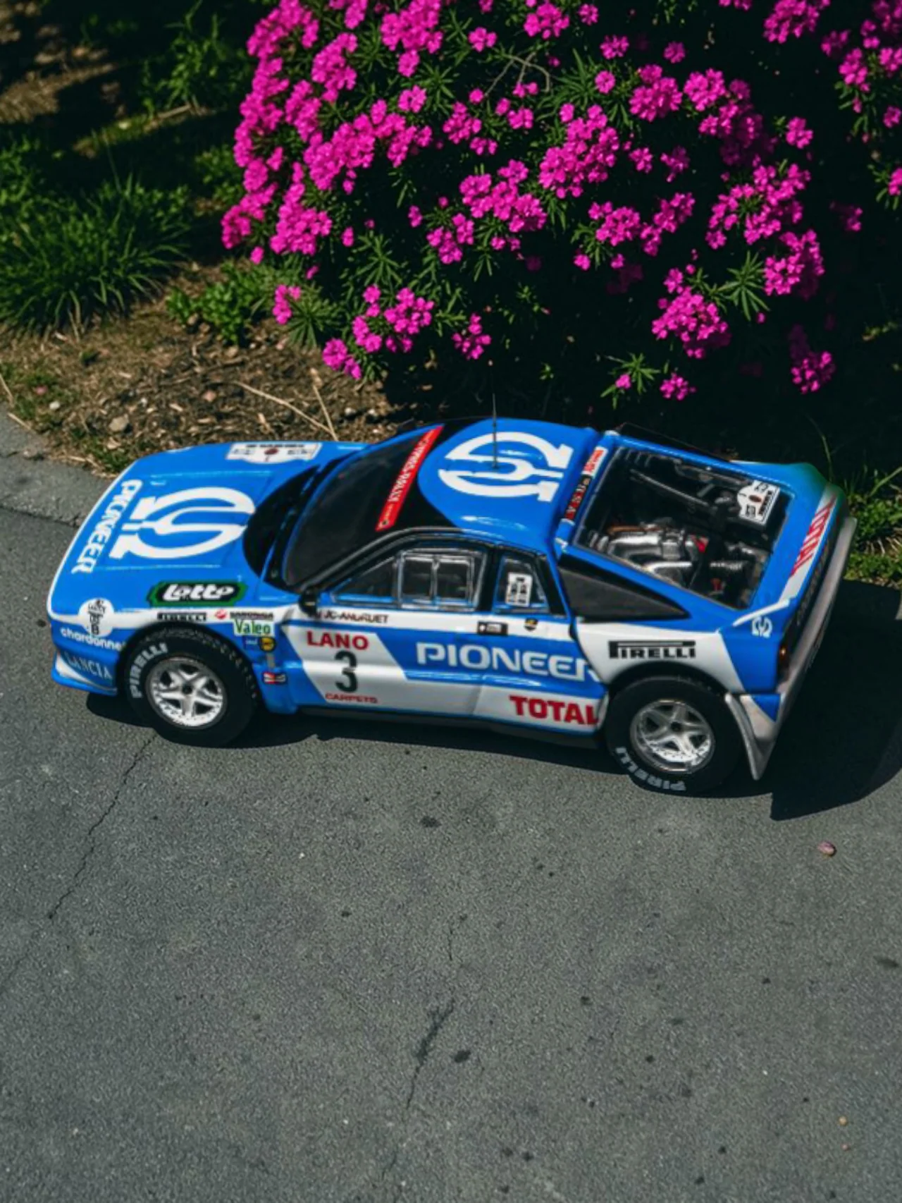 Tarmac Works Lancia 037 Rally (1983)- Classic Racing Car Collectible Model 1:64 Scale - Image 6