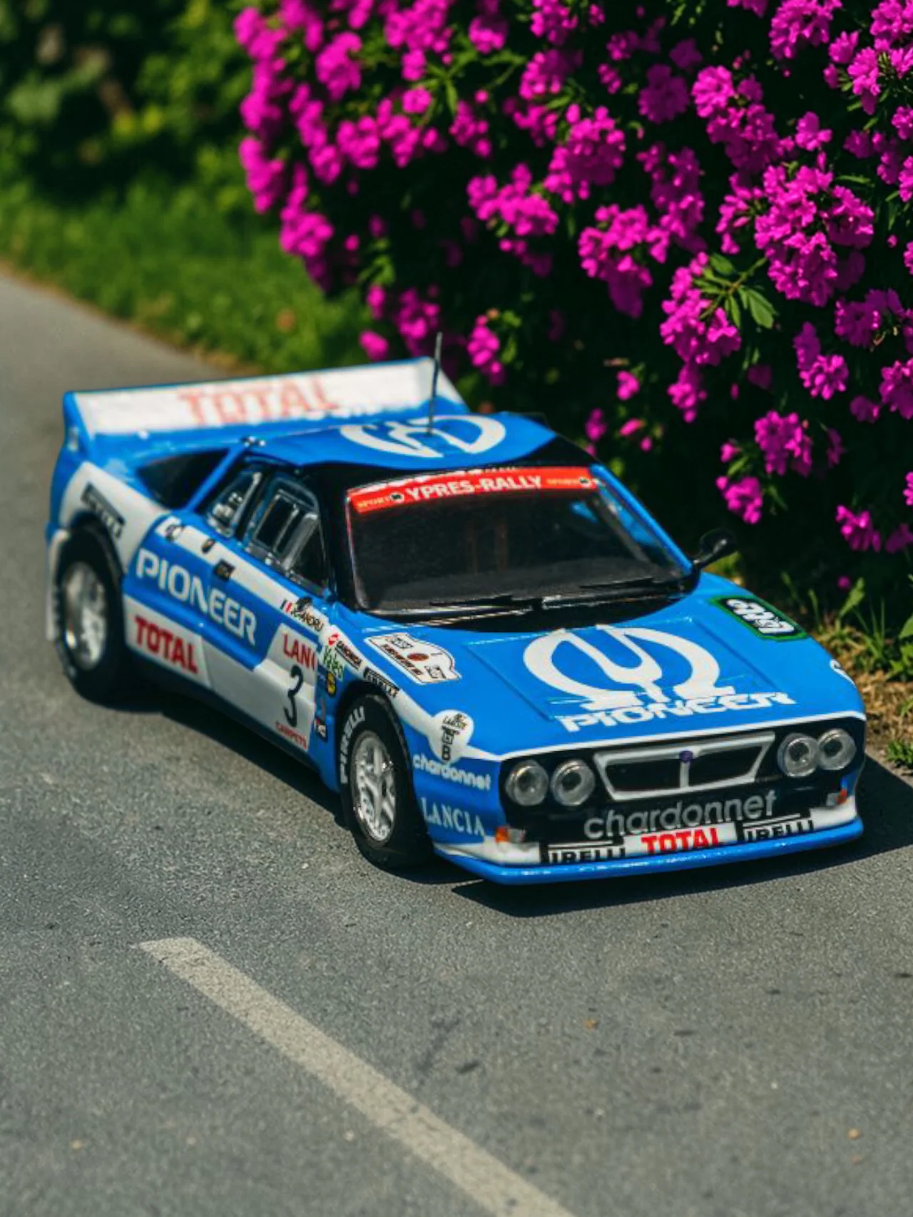 Tarmac Works Lancia 037 Rally (1983)- Classic Racing Car Collectible Model 1:64 Scale - Image 7