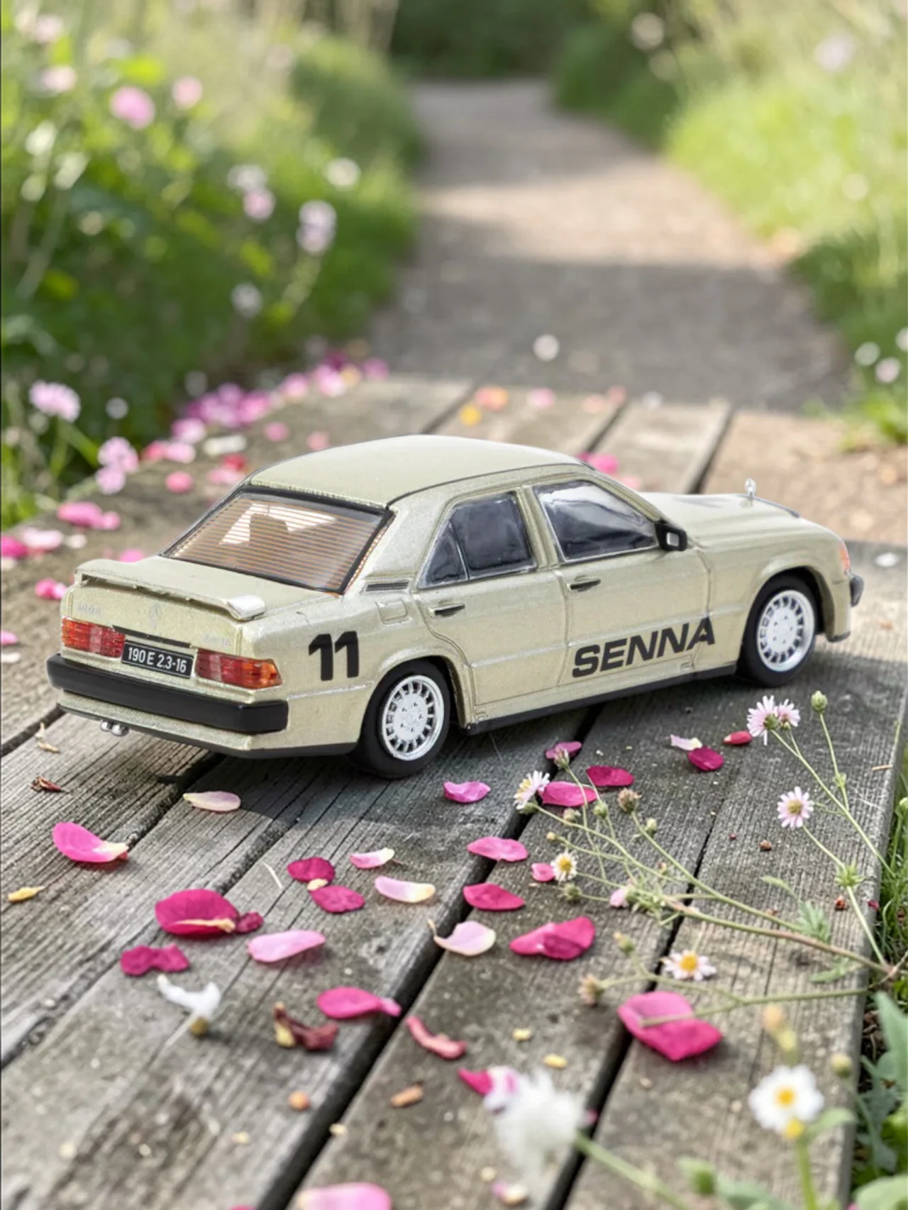 Tarmac Works Mercedes-Benz 190E 2.3-16 Senna Edition-Race of Champions 1984 Model Car 1:64 Scale - Image 2